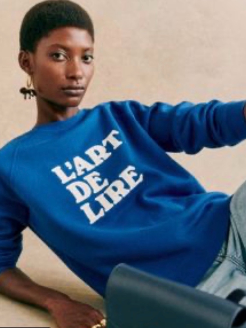 Sézane Cobalt Blue L’ Art De Lire Graphic Sweatshirt - Picture 2 of 5